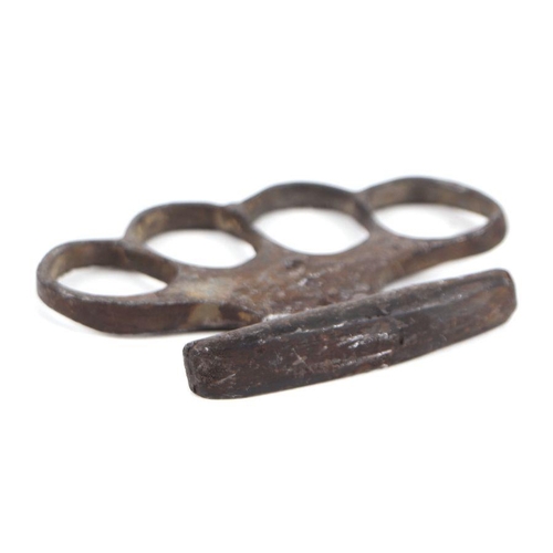 21 - A WWI Military knuckle duster with stamped Crow's Foot and numbered '517', 10cms wide.