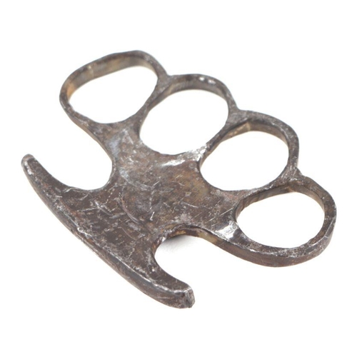 21 - A WWI Military knuckle duster with stamped Crow's Foot and numbered '517', 10cms wide.