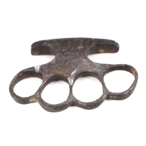 21 - A WWI Military knuckle duster with stamped Crow's Foot and numbered '517', 10cms wide.