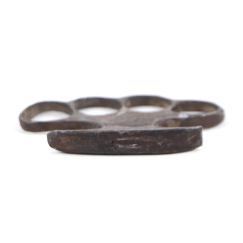 21 - A WWI Military knuckle duster with stamped Crow's Foot and numbered '517', 10cms wide.