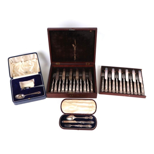 513 - A set of twelve silver handled Queen' pattern fish knives and forks, cased; together with a silver t... 