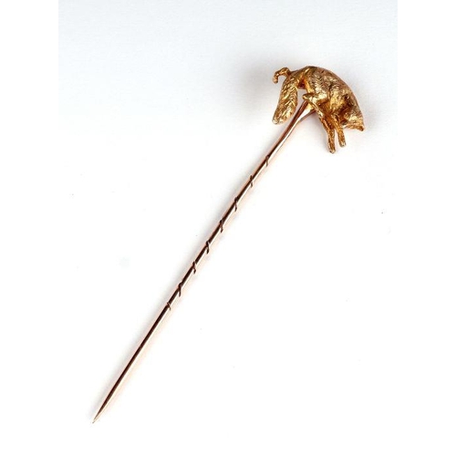 524 - A 9ct gold stock pin with fox terminal, 5g.