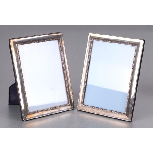 504 - A pair of modern silver photo frames, overall 16 by 21cms (2).