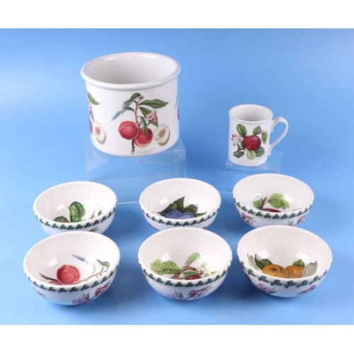 274 - A quantity of Portmeirion Pomona pattern dinner wares to include dinner plates, bowls and a planter.