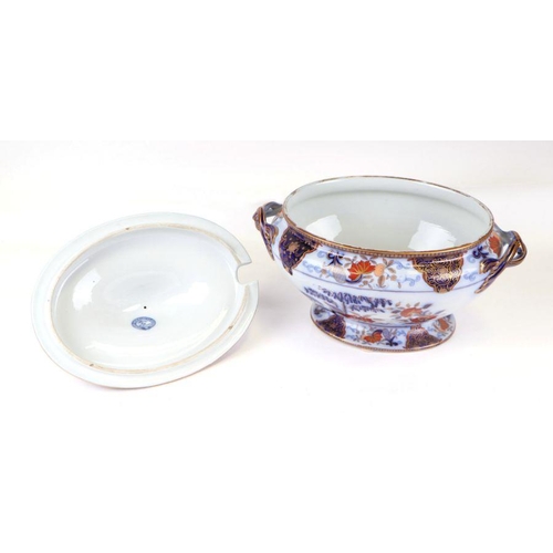 283 - A Victorian Davenport two-handled soup tureen and cover, 35cms wide.