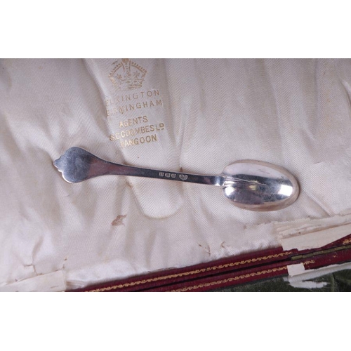 443 - A boxed set of six silver teaspoons and matching sugar tongs, Birmingham 1910, 168g.