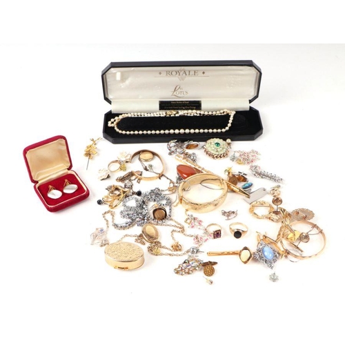 484 - A quantity of assorted costume jewellery to include a faux pearl necklace; brooches; bangles and sim... 