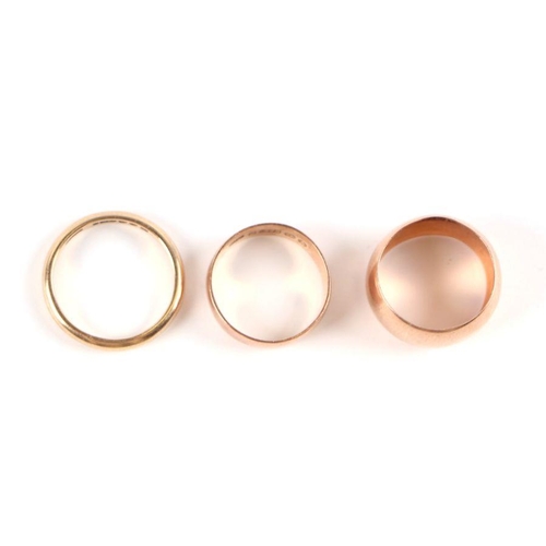 509 - Three 9ct gold wedding bands, 7.8g (3).