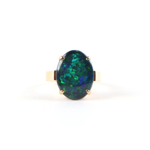 521 - A 14ct gold and black opal cabochon ring, approx UK size 'K', 4.8g.