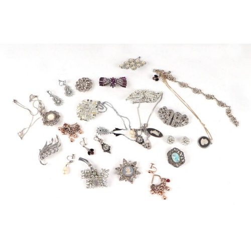 549 - A quantity of costume jewellery to include Jasperware brooches, similar pendants and other items, in... 