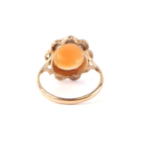 566 - A 9ct gold cameo ring, approx UK size 'O', 2.7g.