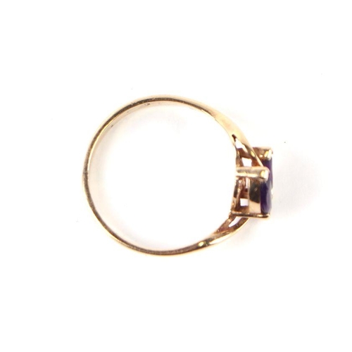 569 - A 9ct gold amethyst set ring, approx UK size 'M', 1.6g.