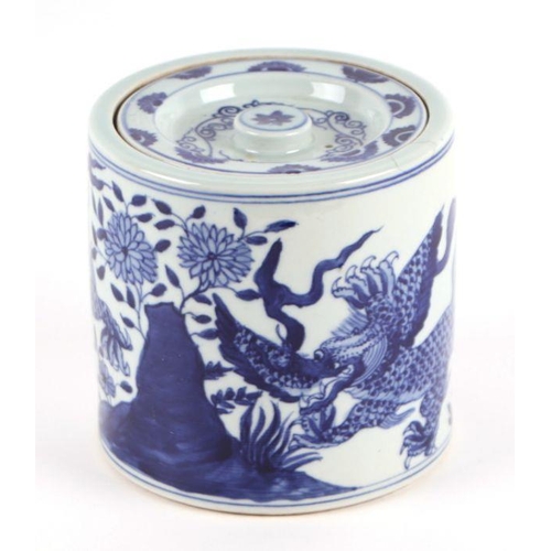 661 - A Chinese blue & white jar and cover decorated with dragons, six character blue mark to the unde... 