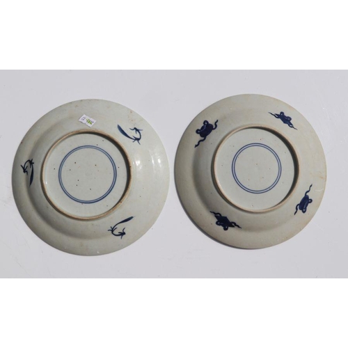 686 - A group of 18th / 19th century and later Chinese blue & white dishes; together with a Chinese shallo... 