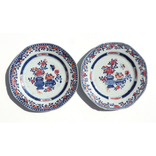 686 - A group of 18th / 19th century and later Chinese blue & white dishes; together with a Chinese shallo... 