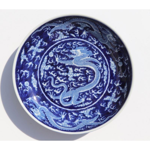 686 - A group of 18th / 19th century and later Chinese blue & white dishes; together with a Chinese shallo... 