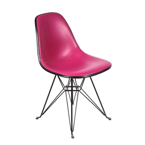 778 - A Charles & Ray Eames design Hair Pin chair for Herman Miller with pink vinyl upholstery, bears ... 