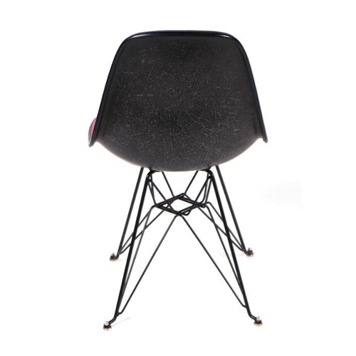 778 - A Charles & Ray Eames design Hair Pin chair for Herman Miller with pink vinyl upholstery, bears ... 