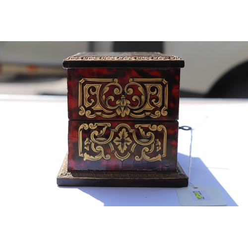 403 - A 19th century French Boulle work scent bottle box containing eight green glass scent bottles with g... 