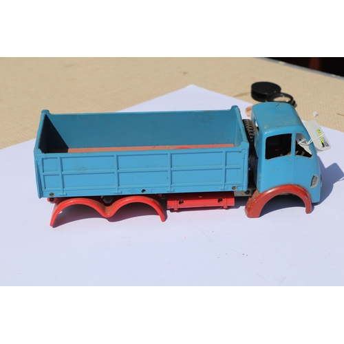 117 - A Shackleton Foden clockwork tipper lorry with blue cab and body with red chassis and accompanying t... 