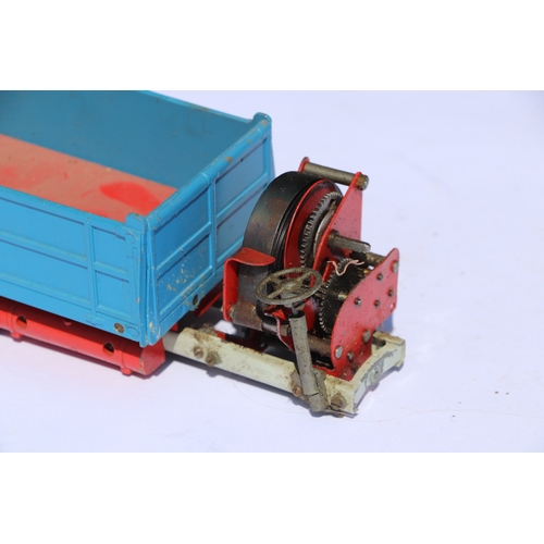 117 - A Shackleton Foden clockwork tipper lorry with blue cab and body with red chassis and accompanying t... 