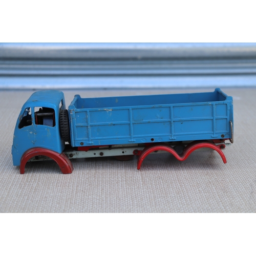 117 - A Shackleton Foden clockwork tipper lorry with blue cab and body with red chassis and accompanying t... 