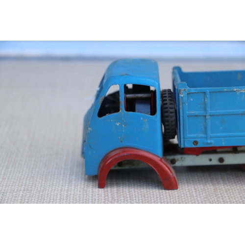 117 - A Shackleton Foden clockwork tipper lorry with blue cab and body with red chassis and accompanying t... 