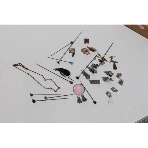 482 - A quantity of assorted costume jewellery to include brooches, hat pins, necklaces and similar items.