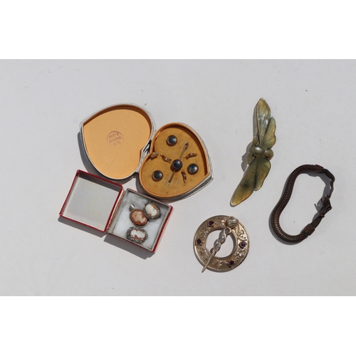 482 - A quantity of assorted costume jewellery to include brooches, hat pins, necklaces and similar items.