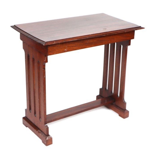 1017 - An Edwardian mahogany occasional table with crossbanding and checkerboard banding, on tapering squar... 