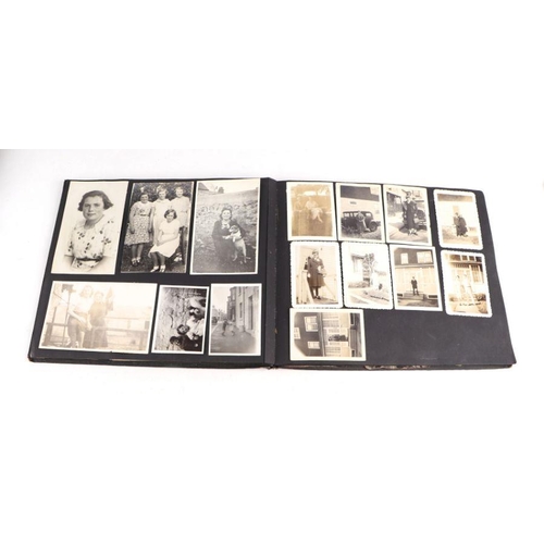 22 - A quantity of assorted early 20th century photograph albums containing various black & white ima... 