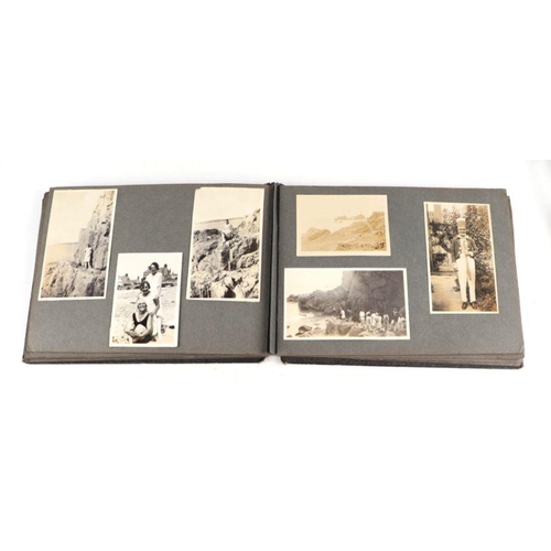 22 - A quantity of assorted early 20th century photograph albums containing various black & white ima... 