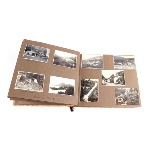 22 - A quantity of assorted early 20th century photograph albums containing various black & white ima... 