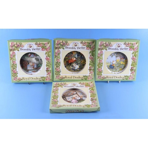 330 - A quantity of Royal Doulton Brambly Hedge Gift Collection Collectors plates to include 1996 and 1999... 