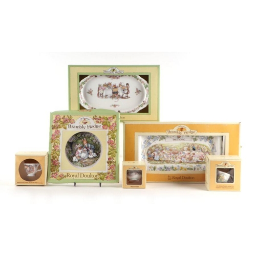 332 - A quantity of Royal Doulton Brambly Hedge Gift Collection thimbles, collectors plates and miniatures... 