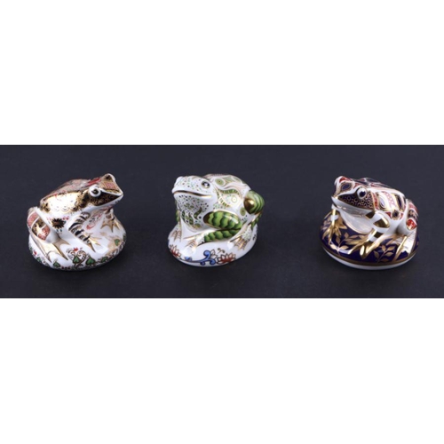 415 - A group of Royal Crown Derby paperweights, Old Imari Frog, Limited Edition 109/4500, boxed with cert... 