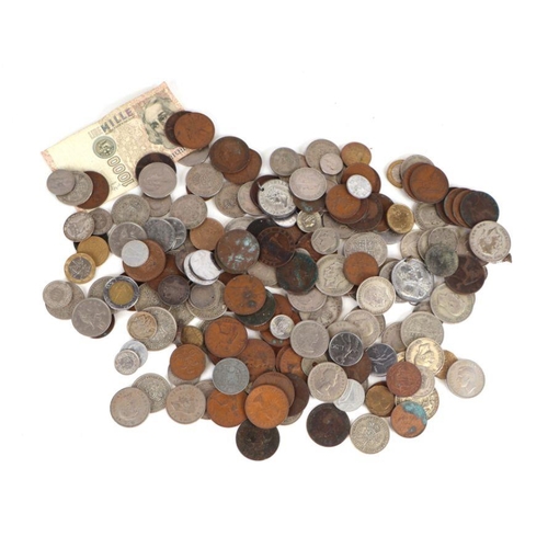 647 - A quantity of mixed British and foreign loose coinage.