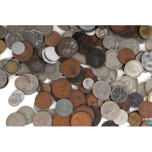 647 - A quantity of mixed British and foreign loose coinage.