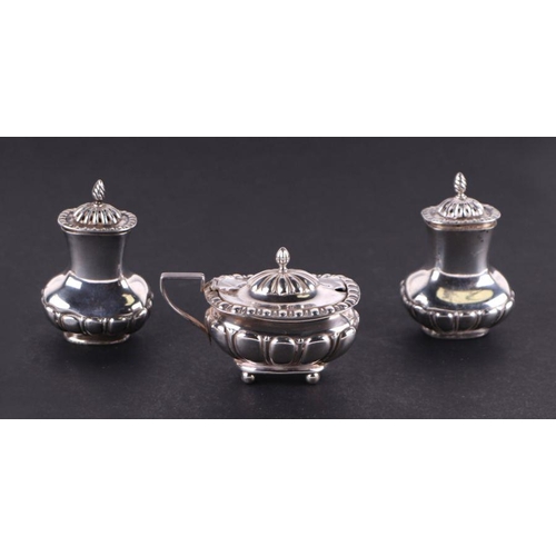 686 - A late Victorian silver three piece cruet set, 150g.