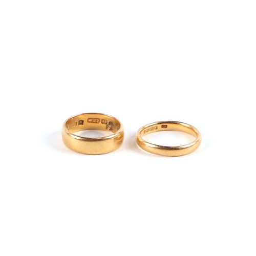 720 - Two 22ct gold wedding bands, 9.7g (2).