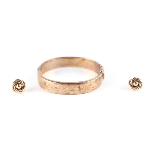 722A - A 9ct gold hinged bangle, together with a pair of 9ct gold knot earrings. 20.1g