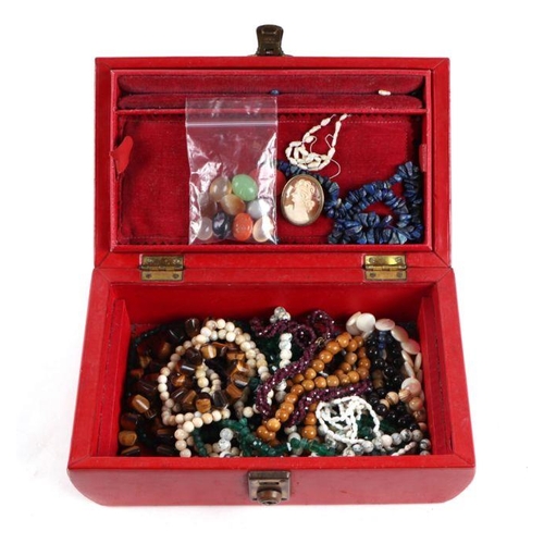 726 - Assorted costume jewellery included a lapis lazuli bead necklace, cameo brooch, cabochon hardstone b... 