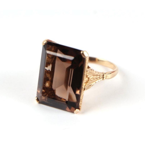 728 - A 9ct gold and smoky quartz dress ring, approx UK size 'N', 8g.