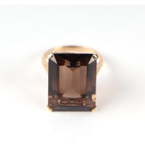 728 - A 9ct gold and smoky quartz dress ring, approx UK size 'N', 8g.