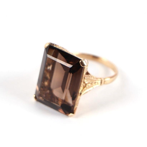 728 - A 9ct gold and smoky quartz dress ring, approx UK size 'N', 8g.