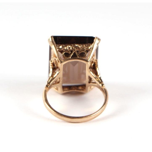 728 - A 9ct gold and smoky quartz dress ring, approx UK size 'N', 8g.