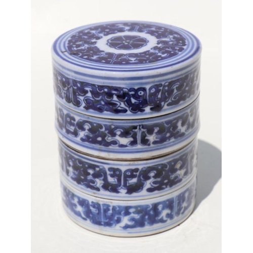 784 - An 18th century Chinese blue & white sectional stacking box of cylindrical form, 12cms high.Cond... 