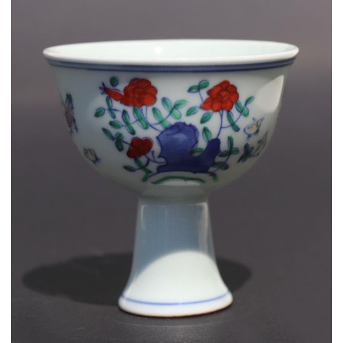 811 - A Chinese porcelain stem cup decorated with cockerels, chicks and flowers, 8.5cm diameter.