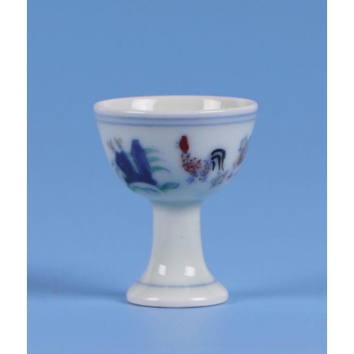 817 - A Chinese Wucai style stem cup decorated with chickens and flowers, six character mark to the unders... 