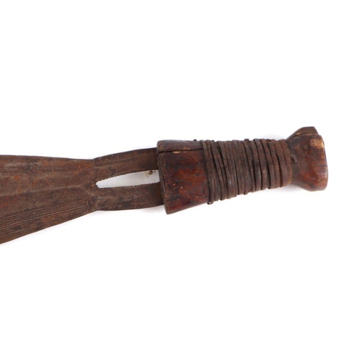 90 - An African Congo Boa / Zande short sword, 52cm long.